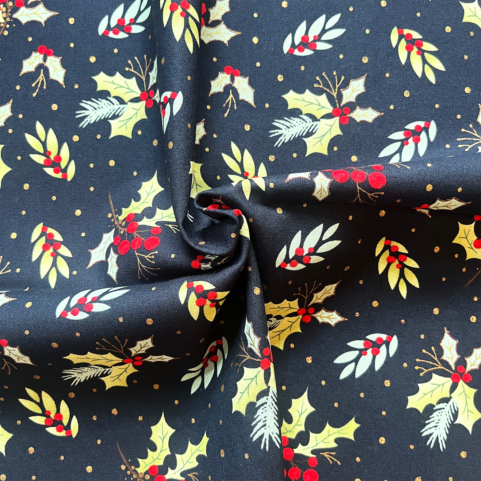 Traditional Holly - Christmas - Fat Quarters (3263-00) - Image 5